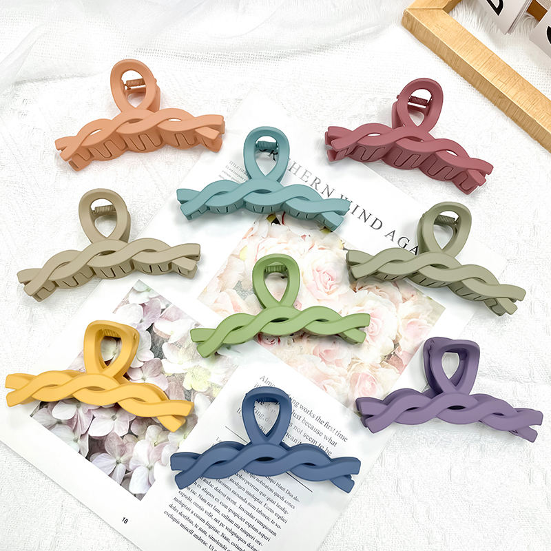 Large Twisted Grace Claw Clip