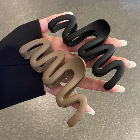 Matte Wavy Twist Clip
